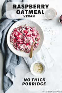 This vegan raspberry oatmeal breakfast is an easy and delicious oat porridge that taste like dessert. #oats #porridge #oat #thegreencreator #breakfast #raspberries