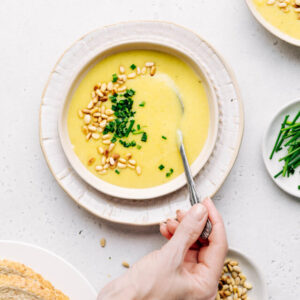 cropped-Creamy-Vegan-Potato-Leek-Soup-TheGreenCreator-3.jpg