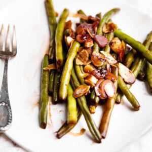 cropped-DELICIOUS-Vegan-OilFee-Green-Beans-Big-garlic-flavor-garnished-with-sliced-almonds-20-minutes-required-glutenfree-recipe-side-greenbeans-garlicky-thegreencreator-6.jpg