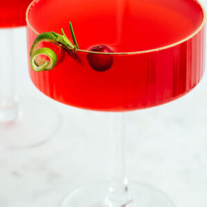 cropped-FESTIVE-vegan-Mistletoe-Martini-Cocktail-Drink-with-cranberry-tea-vodka-and-orange-juice-simple-ingredients-thegreencreator-recipe-drinks-13.jpg